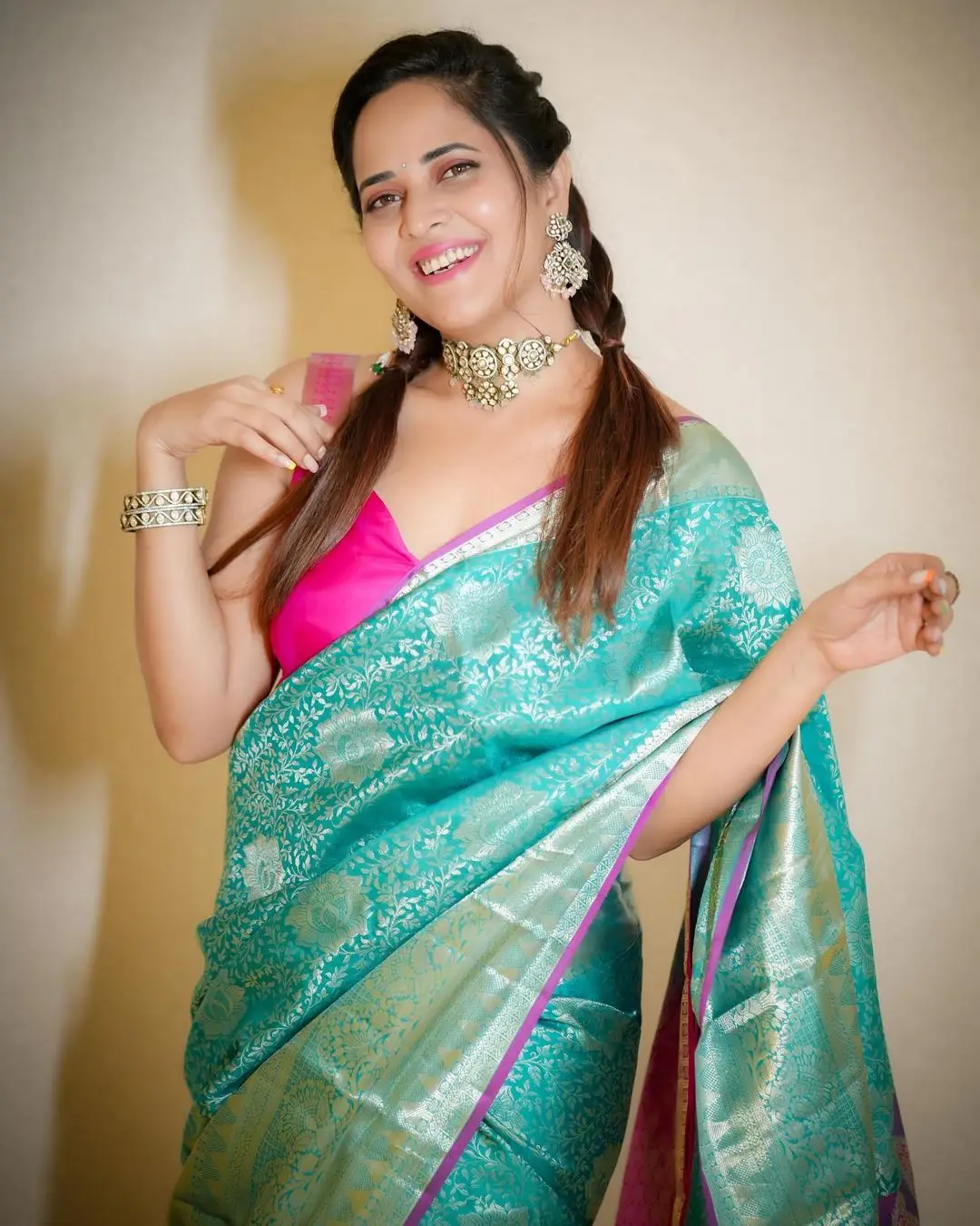 Maa TV Anchor Anasuya Bharadwaj in Green Saree Pink Sleeveless Blouse